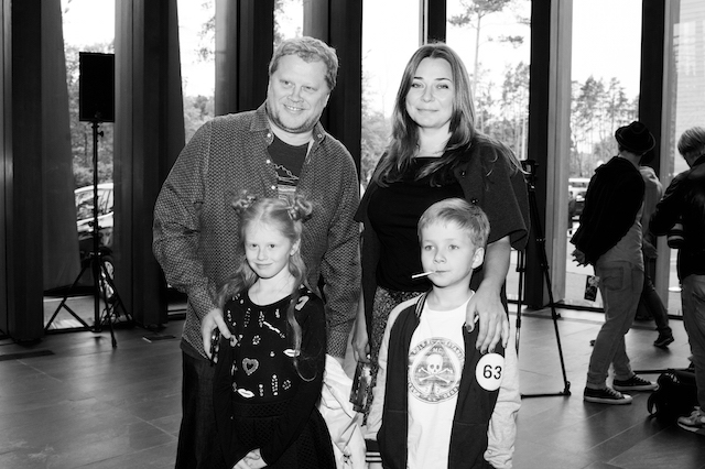 Владимир Аненков и Наталья Лучанинова с детьми Показ фильма Disney "Алиса в Зазеркалье" (фото 10)