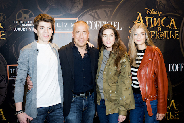 Никита, Аркадий, Надежда и Александра Новиковы Показ фильма Disney "Алиса в Зазеркалье" (фото 5)