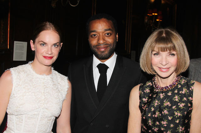 Рут Уилсон, Чиветель Эджиофор и Анна Винтур Премьера пьесы "Загадочное ночное убийство собаки" в Нью-Йорке (фото 1)