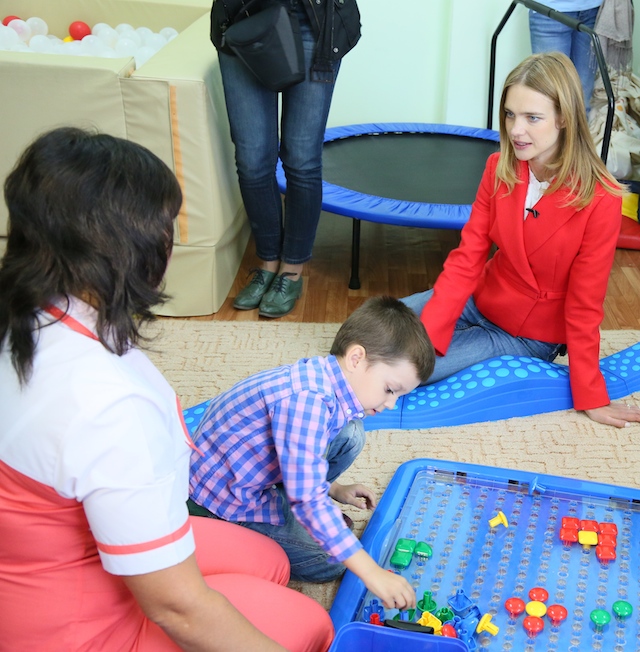 Наталья Водянова на открытии лекотеки в Твери (фото 2)