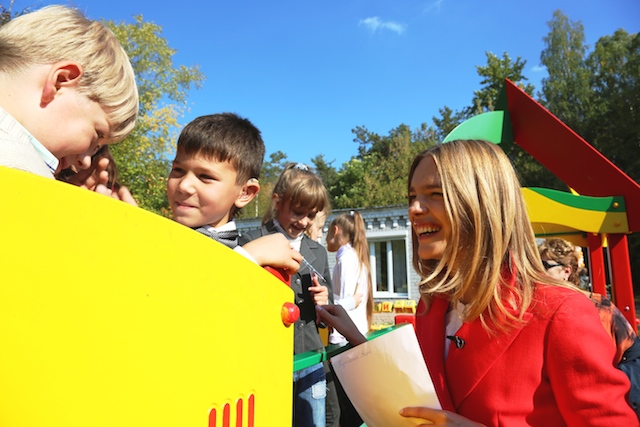 Наталья Водянова на открытии лекотеки в Твери (фото 3)