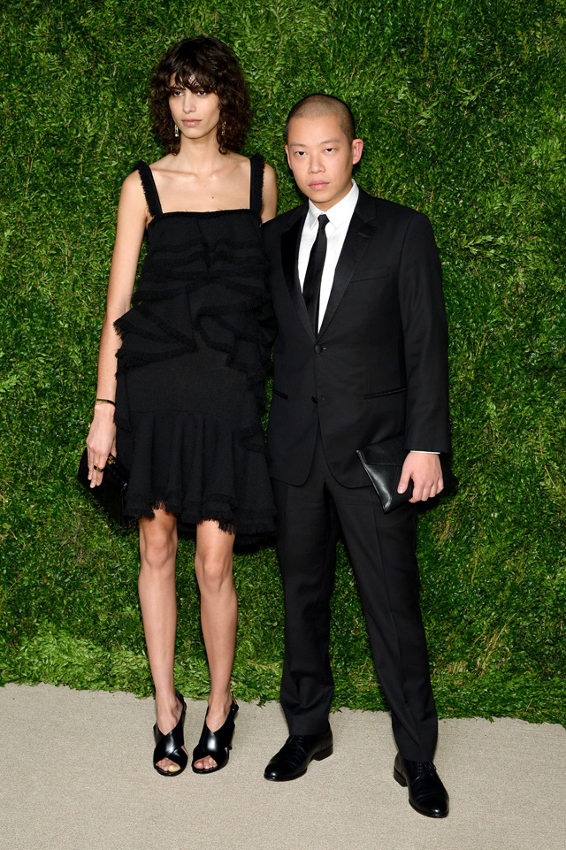 Мика Арганараз и Джейсон Ву Церемония награждения премии CFDA/Vogue Fashion Fund Awards — 2015 (фото 22)