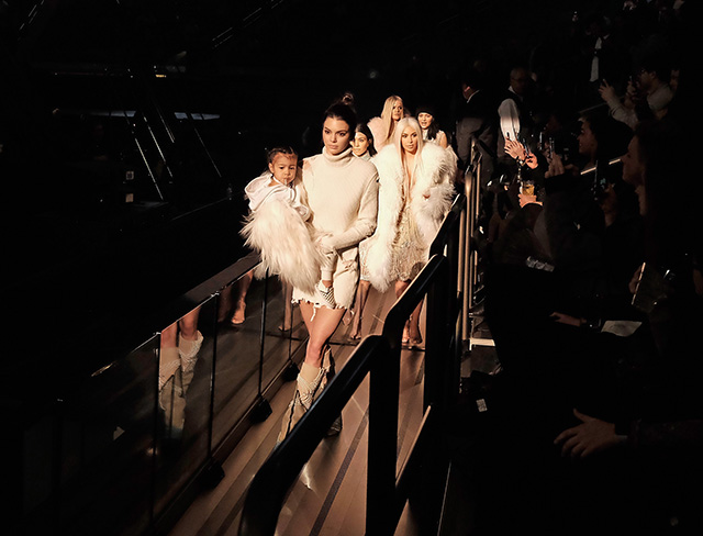 Кендал Дженнер, Ким Кардашьян и Норт Уэст Гости показа Kanye West Yeezy Season 3 в Нью-Йорке (фото 6)