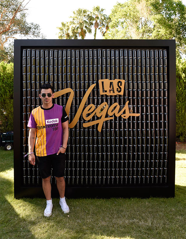 Джо Джонас Гости третьего дня фестиваля Coachella (фото 12)