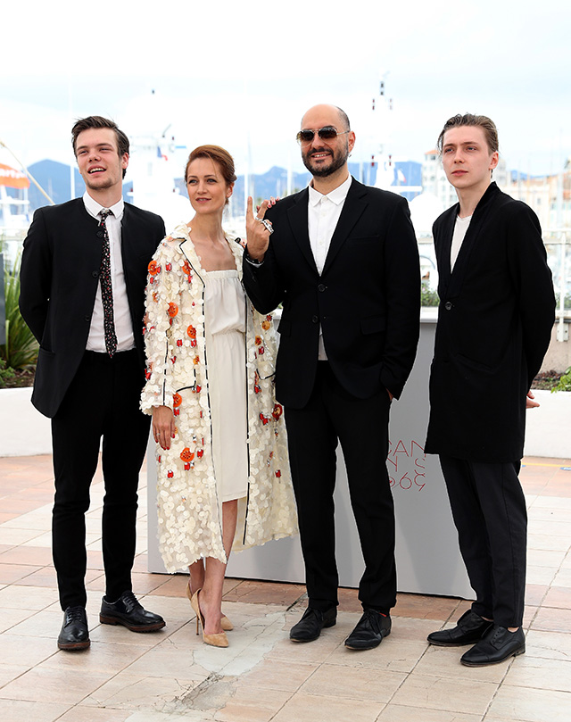 Кирилл Серебренников, Петр Скворцов, Виктория Исакова и Александр Горчилин на фотоколле в Каннах (фото 1)