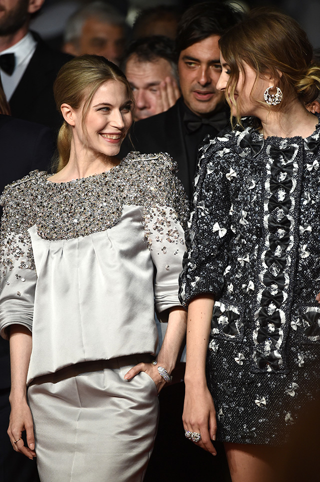 Нора фон Вальдштеттен и Сигрид Буази Кристен Стюарт на премьере фильма "Персональный покупатель" в Каннах (фото 6)