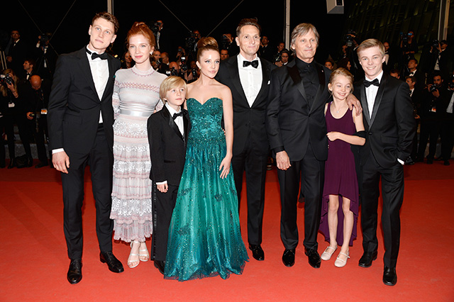 Джордж МакКэй, Анналиса Бассо, Чарли Шотвелл, Саманта Айлер, Мэтт Росс, Вигго Мортенсен, Шри Крукс и Николас Хэмилтон Кристен Стюарт на премьере фильма "Персональный покупатель" в Каннах (фото 5)