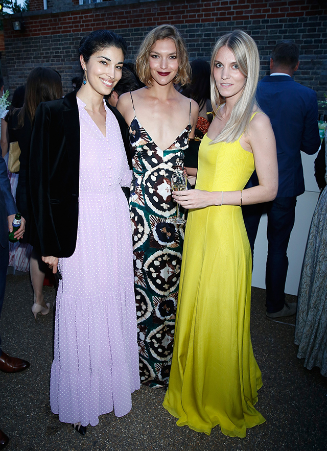 Кэролайн Исса, Аризона Мьюз и Джиджи Макинтайр Гости вечеринки Serpentine Summer Party в Лондоне (фото 19)