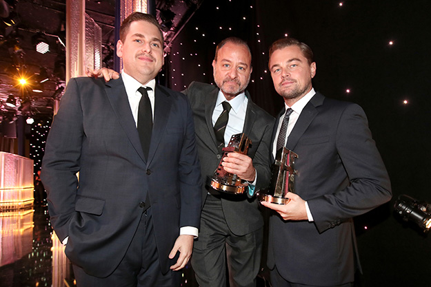 Джона Хилл, Фишер Стивенс и Леонардо ДиКаприо Знаменитости на церемонии Hollywood Film Awards в Беверли-Хиллз (фото 5)