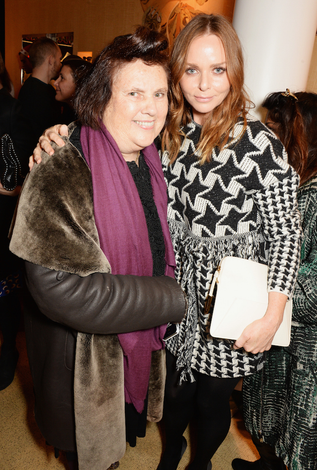 Сьюзи Менкес и Стелла МакКартни Рождественская вечеринка Stella McCartney в Лондоне (фото 1)
