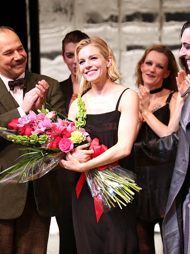 Сиенна Миллер на премьере бродвейского мюзикла "Кабаре" (фото 2)