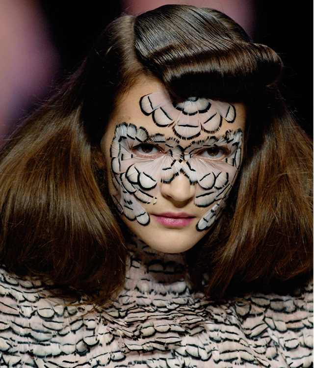 Бьюти-образам с показов Alexander McQueen посвятят отдельную выставку (фото 1)