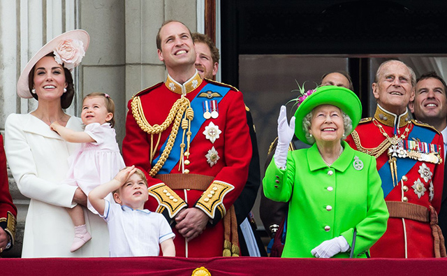 Фото дня: принц Джордж и принцесса Шарлотта на параде в честь королевы Елизаветы II (фото 1)