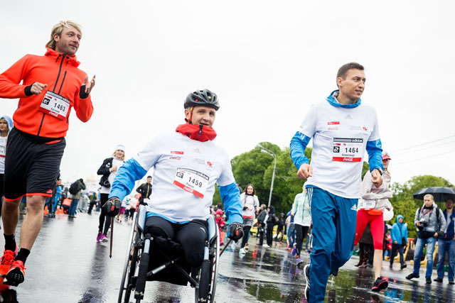 "Бегущие сердца": Наталья Водянова и другие участники сегодняшнего марафона (фото 24)