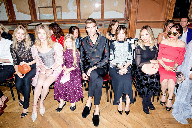 Елена Перминова, Наталья Водянова с дочерью Невой, Фрол Буримский, Оксана Литвиненко, Орнелла Мути и Найке Ривелли Гости показа Ulyana Sergeenko Couture (фото 11)