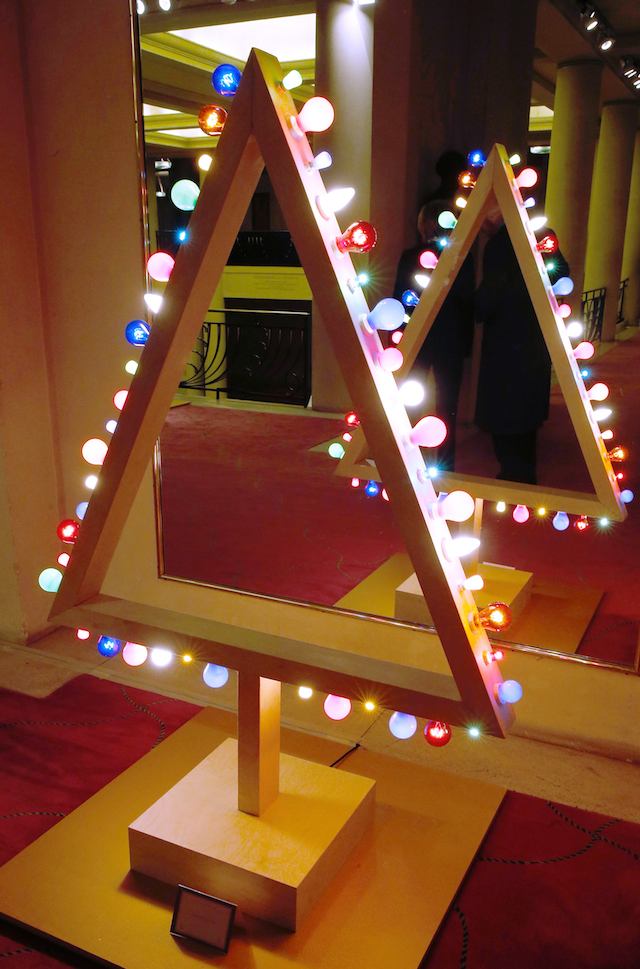 33 дизайнерские елки для благотворительного аукциона (фото 1)