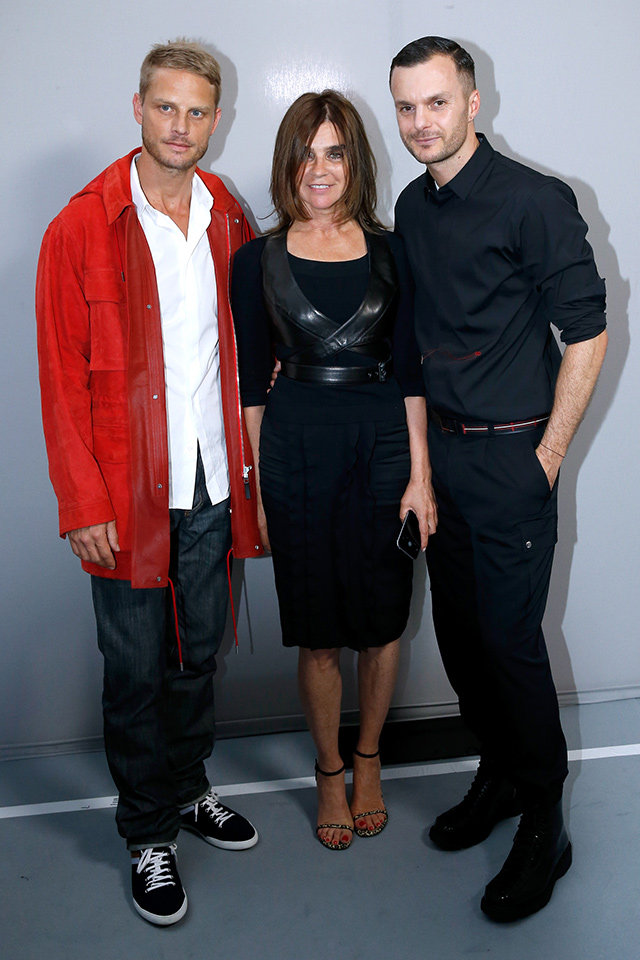 Арно Лемер, Карин Ройтфельд и Крис ван Аш Гости показа Dior Homme (фото 4)