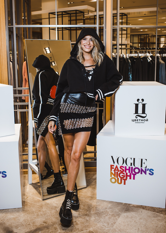 Елена Перминова Vogue Fashion’s Night Out — 2016: универмаг «Цветной» (фото 3)