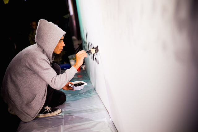 Перформанс художника USUGROW Открытие "Азиатских дней" в универмаге "Цветной" (фото 2)