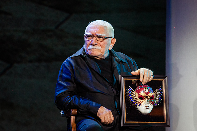 Армен Джигарханян Церемония вручения театральной премии "Золотая маска" (фото 7)