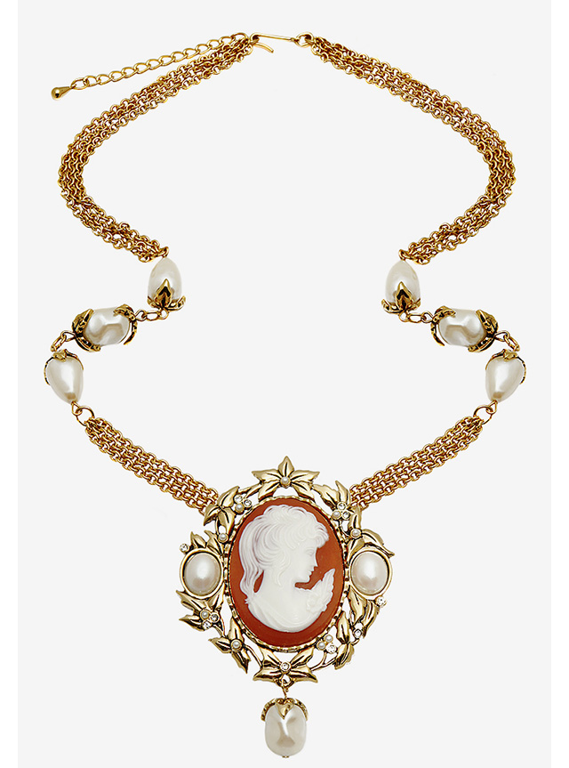 Колье-трансформер Kenneth Jay Lane с камеей и жемчугом Как собирать вещи с историей: советы владельцев винтажных магазинов (фото 3)