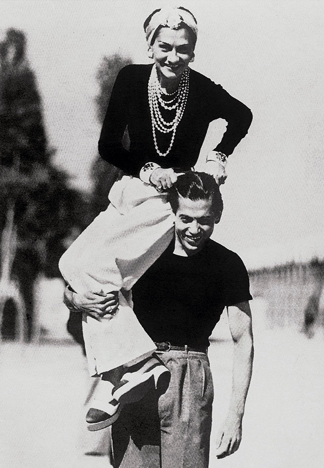 Консерваторы и революционеры: двухцветные туфли Chanel в новой версии (фото 1)