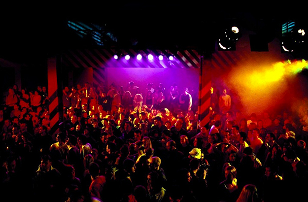 Кадр из фильма «Круглосуточные тусовщики», 2001 Versus, осень-зима 2017 — обзор Buro 24/7 (фото 1)