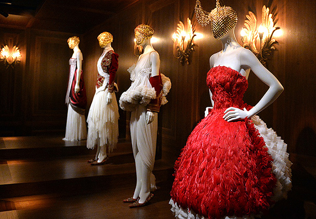 Выставка Savage Beauty в музее Виктории и Альберта побила рекорды посещаемости (фото 1)
