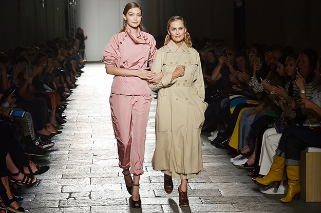 Фото дня: Джиджи Хадид и Лорен Хаттон в финале Bottega Veneta (фото 1)