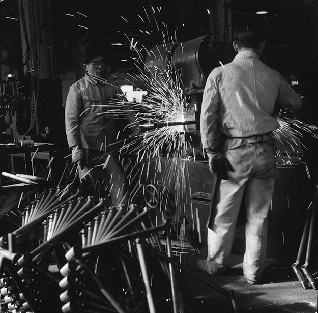 Рабочие на велосипедной фабрике, Япония. Фото: Three Lions/Getty Images Обзор Buro 24/7: Lemaire, осень-зима 2017 (фото 1)