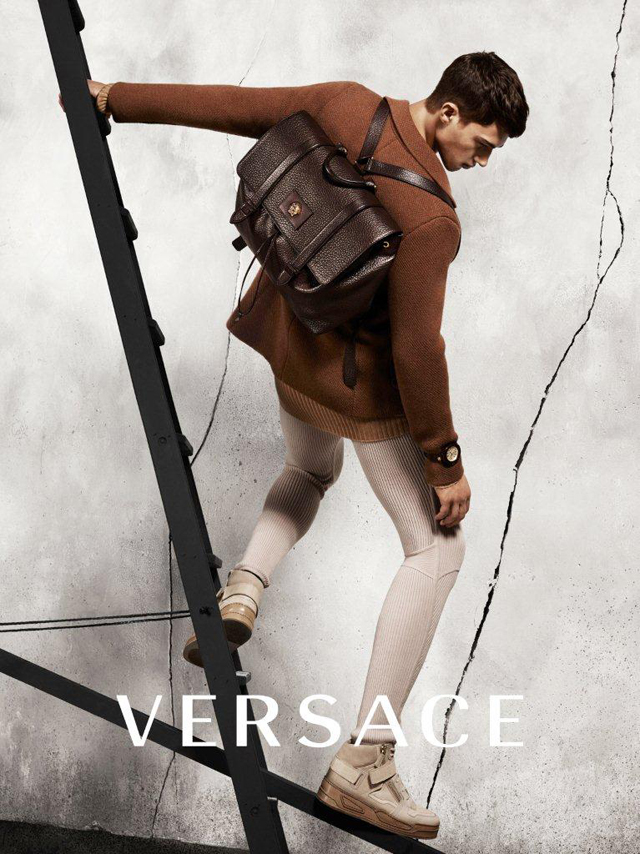 Карли Клосс и другие в осенней рекламной кампании Versace (фото 7)