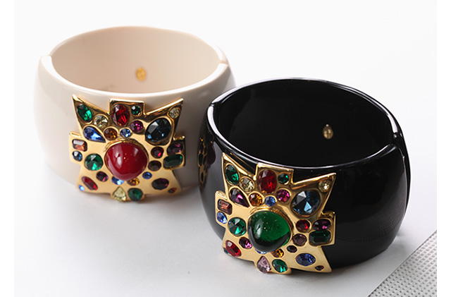 Браслеты KJL Jewelry, 80-е Как собирать вещи с историей: советы владельцев винтажных магазинов (фото 12)