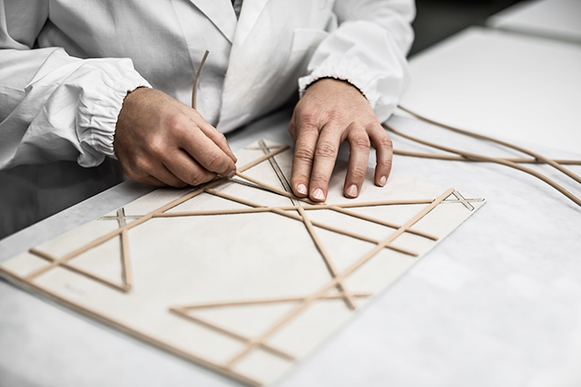 У вас на глазах: как создаются сумки Dior Diorama (фото 1)