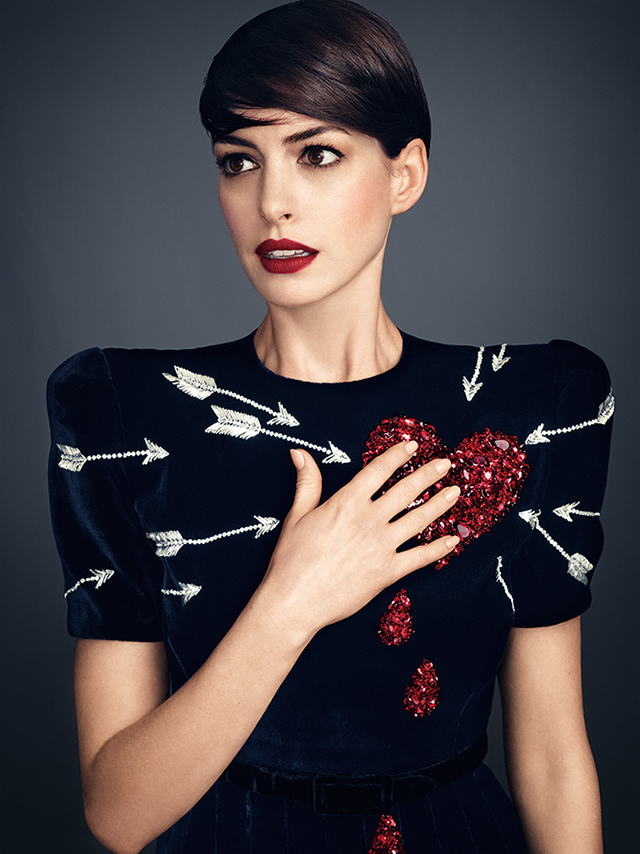 Энн Хэтэуэй на обложке Harper’s Bazaar Россия (фото 2)