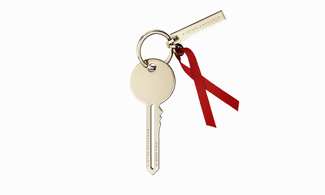 Виктория Бекхэм создала вещи в поддержку борьбы со СПИДом (фото 1)