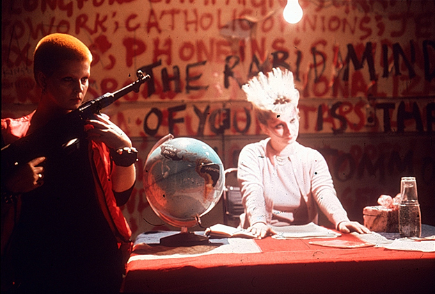 Кадр из фильма «Юбилей», реж. Дерек Джармен, 1978 Обзор Buro 24/7: Vivienne Westwood, осень-зима 2017 (фото 1)