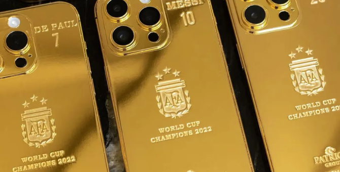 Лионель Месси подарил футболистам из сборной Аргентины 35 золотых iPhone