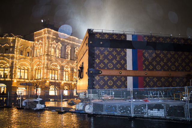 Огромный сундук Louis Vuitton появился на Красной площади (фото 1)