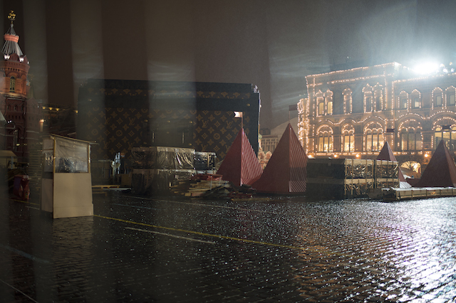 Огромный сундук Louis Vuitton появился на Красной площади (фото 2)