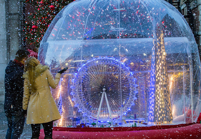 Огромный снежный шар из Lego в Лондоне (фото 1)