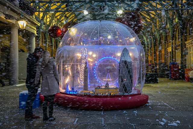 Огромный снежный шар из Lego в Лондоне (фото 3)