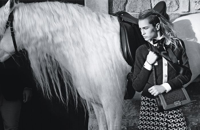 Элис Деллал возле лошади с сумочкой Chanel Boy