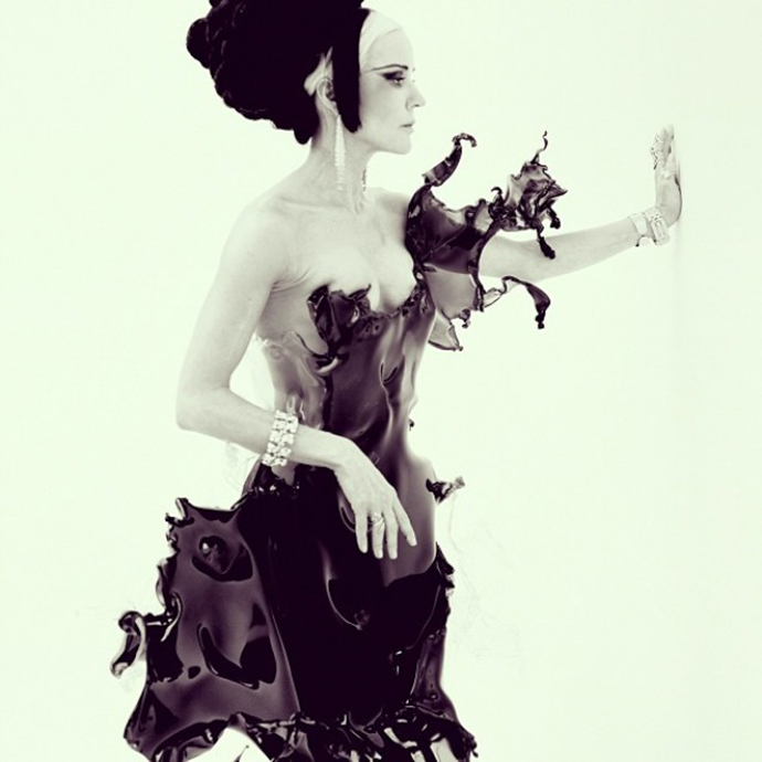 Дафна Гиннес в платье "из воды"