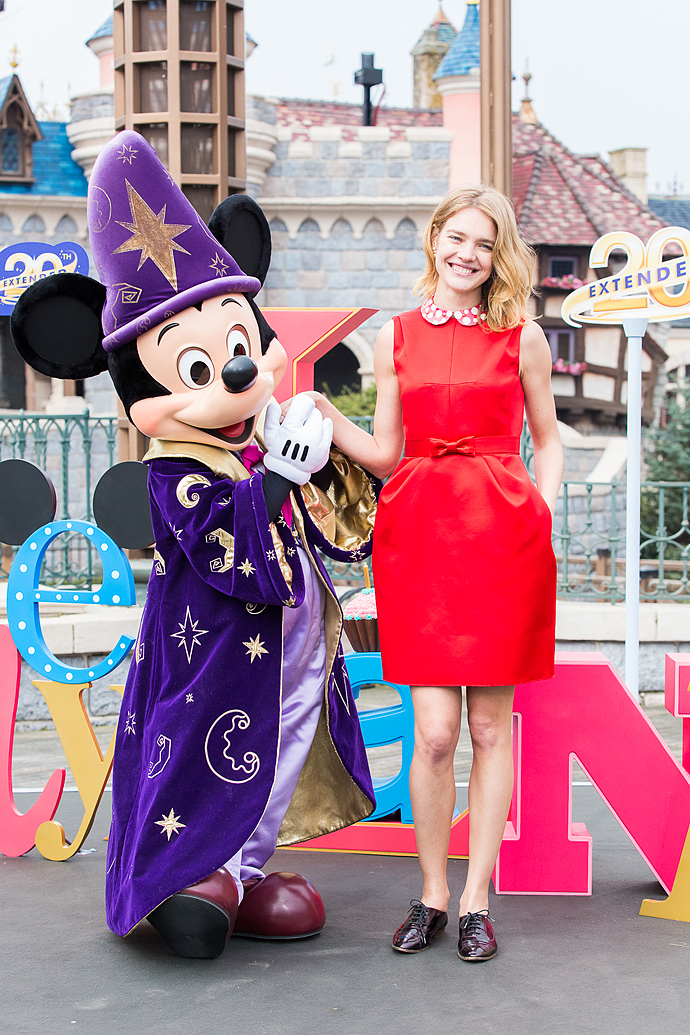 Наталья Водянова с Микки в Диснейленде