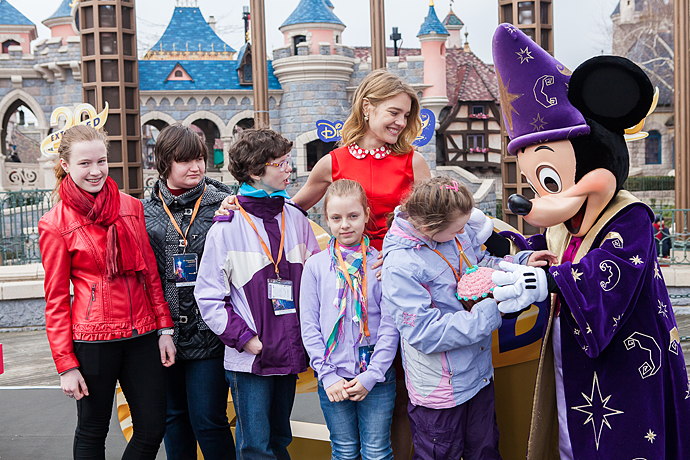 Наталья Водянова и подопечные фонда "Обнаженные сердца"