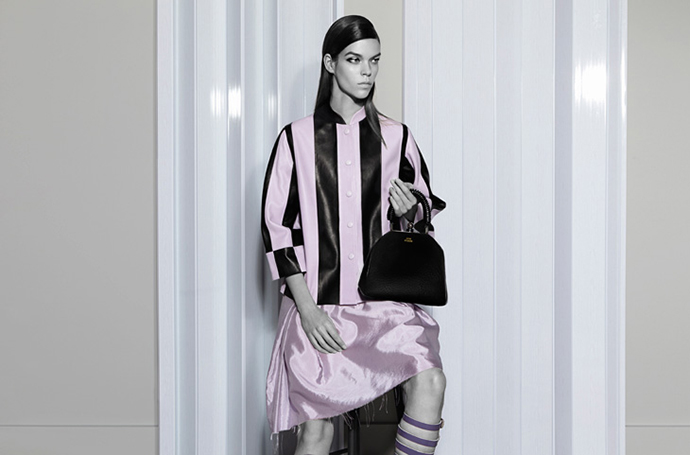 Меган Коллинсон в полосатой рубашке для Acne Меган Коллинсон в полосатой рубашке для Acne