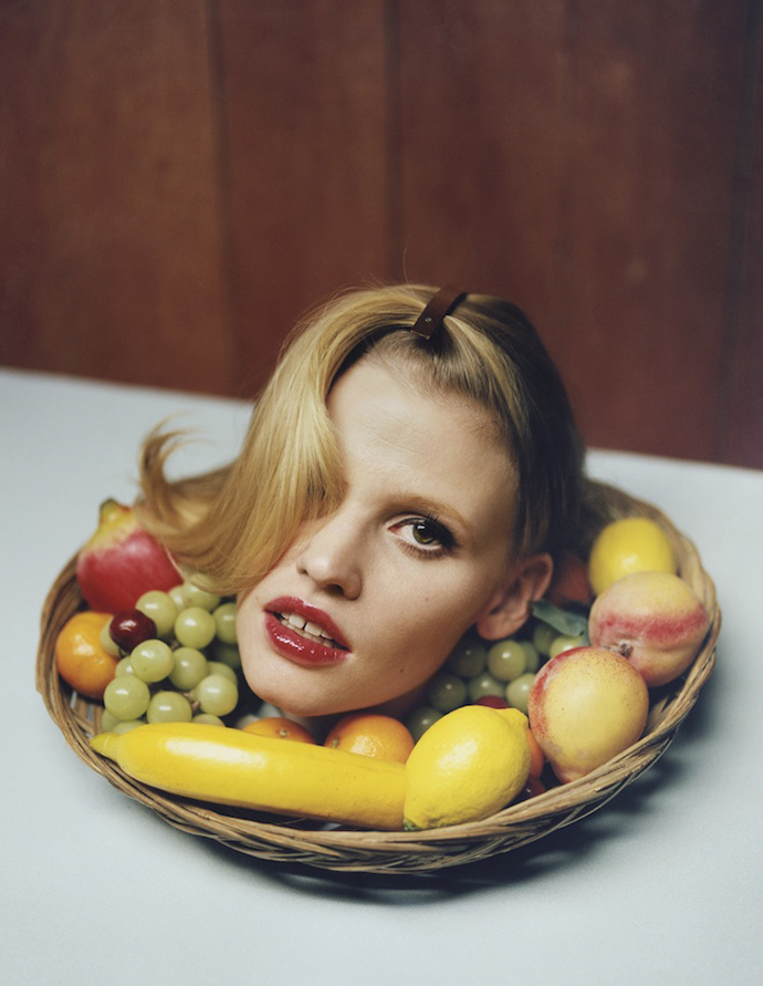 Лара Стоун в корзине с фруктами