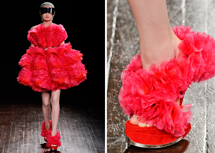 Модель осенне-зимней коллекции 2012 года Alexander McQueen 
