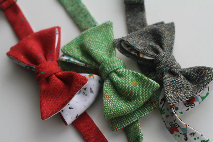 Красный, зеленый и серый галстуки-бабочки