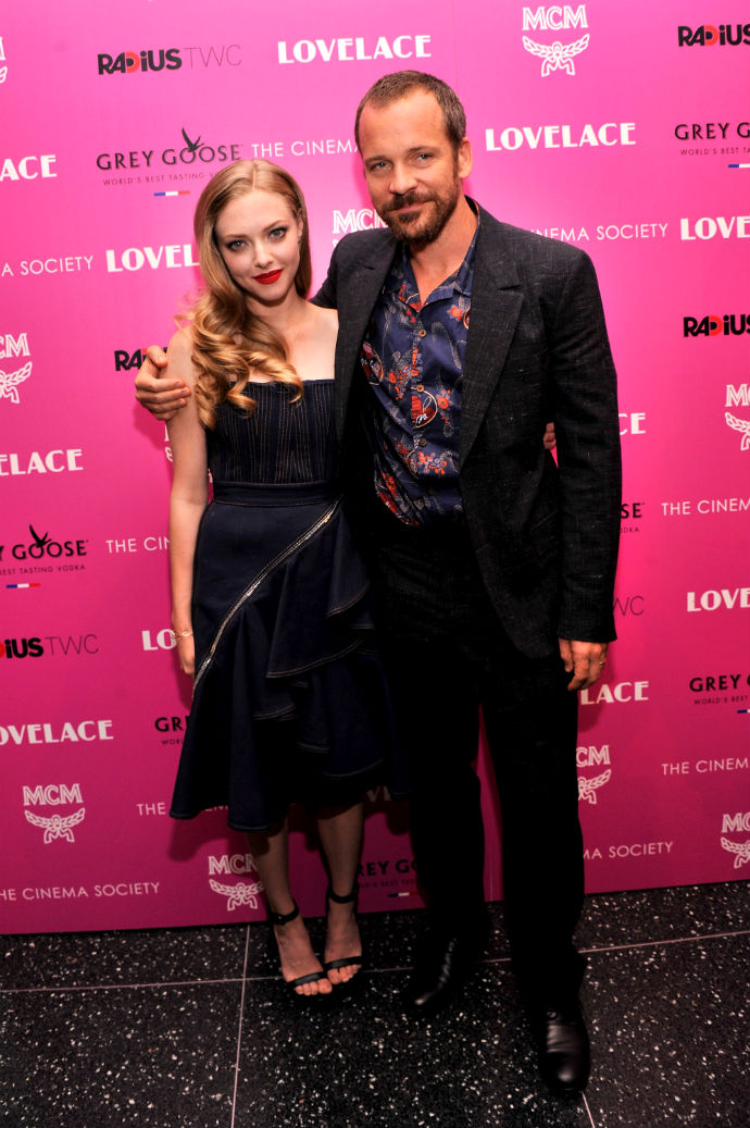 Аманда Сейфрид и Питер Сарсгаард